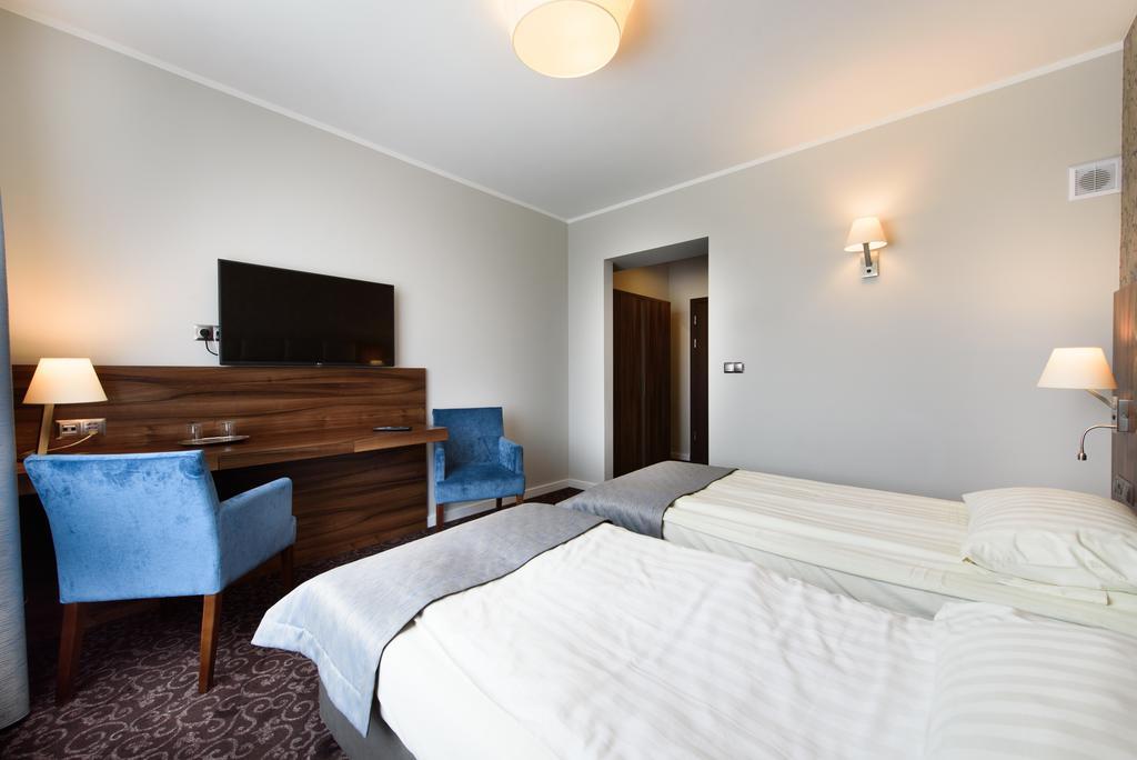 Hotel Nowy Dwór Trzebnica Exterior foto