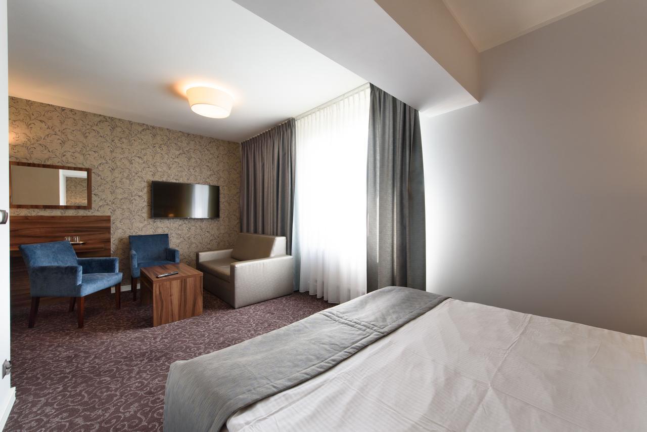 Hotel Nowy Dwór Trzebnica Exterior foto